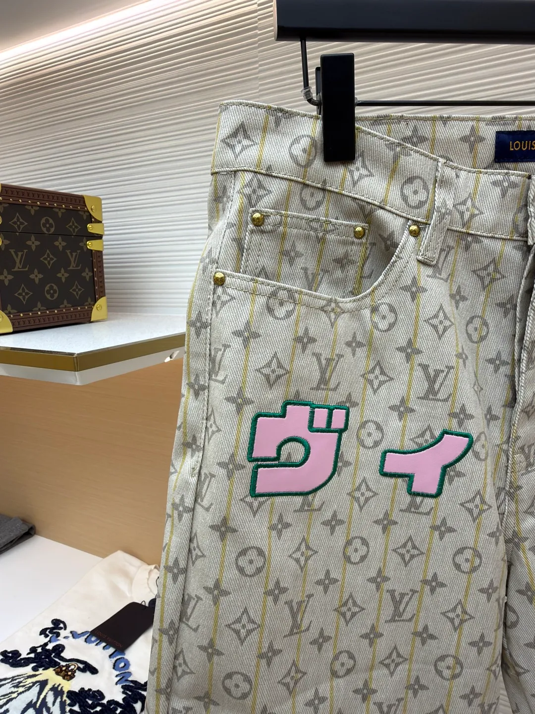 LOUIS VUITTON full stamp shorts ●Item number: 1681122-A45 ●Material: denim fabric ●Technology: jacquard production ●Version: fitted version ●Weight: about 405 grams ●Size: S-M-L-XL ●Description: The fabric is made of baseball, with foam logo embellishment on the left chest, chapter embroidery technology, pink chapter logo patch embroidery decoration on the front and back, with striped suede edging, curved hem casual and versatile, retro copper-colored hardware buckle at the hem, the overall routing is straight and delicate, the fabric is comfortable and soft, the color is consistent and no color difference. It can be matched with the same style to create a fashionable look, control various occasions, customized accessories, complete three labels, the same style for men and women!